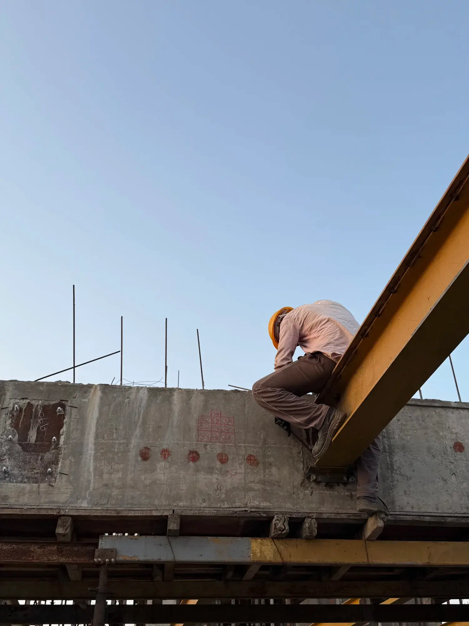 Fixing a beam to the structural wall at Kalpvishwa